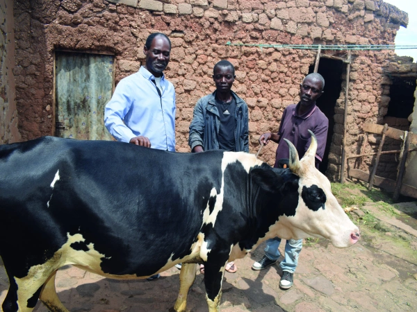 Sylvestre, Programmdirektor von CARSA, mit Boniface und Justin und ihrer Kuh