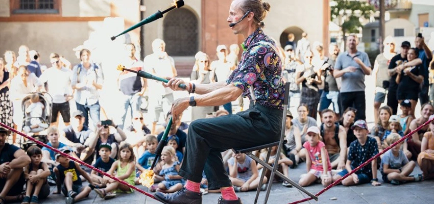 Fokussieren - Artist BOBBY GARDEN auf einem Stuhl sitzen auf einem Seil balancieren