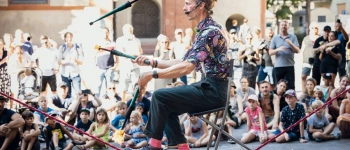 Fokussieren - Artist BOBBY GARDEN auf einem Stuhl sitzen auf einem Seil balancieren