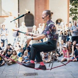 Fokussieren - Artist BOBBY GARDEN auf einem Stuhl sitzen auf einem Seil balancieren