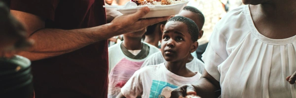 Gebt ihr ihnen zu essen – Ein Junge in der Essensausgabe