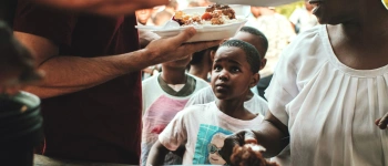 Gebt ihr ihnen zu essen – Ein Junge in der Essensausgabe