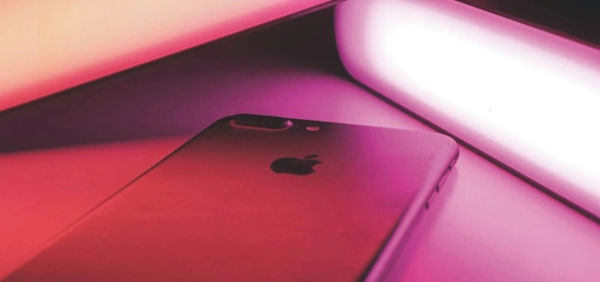 Nachts ruft das Leben an – Ein iPhone auf einem Tisch liegend