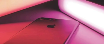Nachts ruft das Leben an – Ein iPhone auf einem Tisch liegend