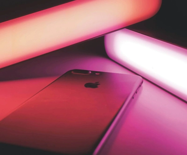 Nachts ruft das Leben an – Ein iPhone auf einem Tisch liegend