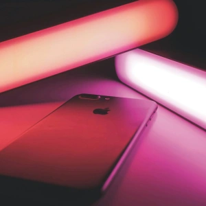 Nachts ruft das Leben an – Ein iPhone auf einem Tisch liegend