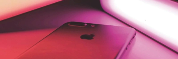 Nachts ruft das Leben an – Ein iPhone auf einem Tisch liegend