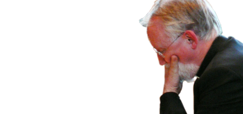 Ein Mann betrachtet die Holzfigur von Josef