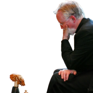 Ein Mann betrachtet die Holzfigur von Josef