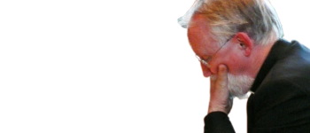 Ein Mann betrachtet die Holzfigur von Josef