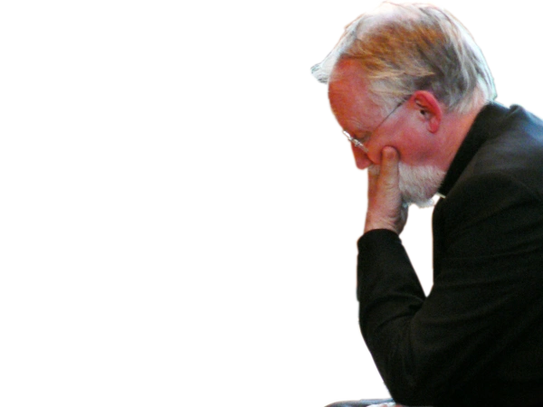 Ein Mann betrachtet die Holzfigur von Josef