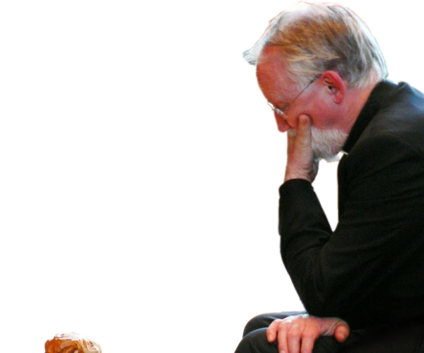 Ein Mann betrachtet die Holzfigur von Josef
