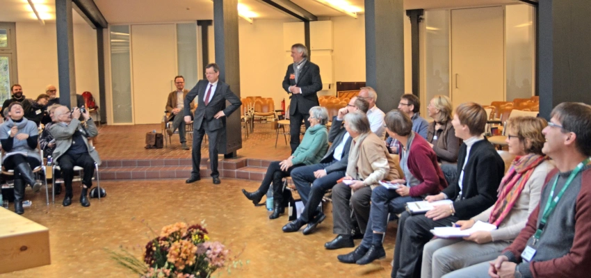 Nicht unter unserer Kontrolle. Wie der christliche Glaube sich unterschiedlich gestaltet. Bild zum Artikel.