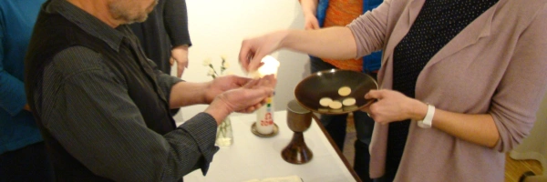 Die Gesprächspartner feiern Abendmahl.