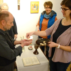 Die Gesprächspartner feiern Abendmahl.