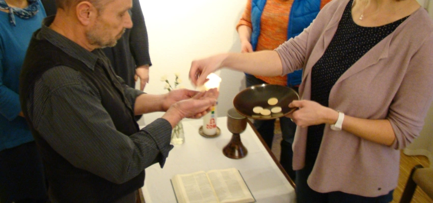 Die Gesprächspartner feiern Abendmahl.