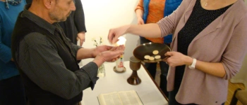 Die Gesprächspartner feiern Abendmahl.