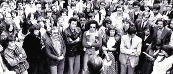 Beitragsbild zum Text: Der Kampf ums Mikro von Irmela Hofmann