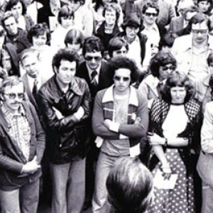 Beitragsbild zum Text: Der Kampf ums Mikro von Irmela Hofmann