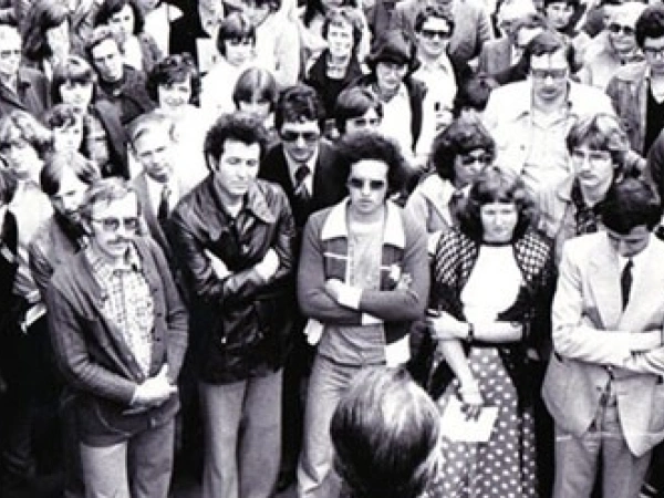 Beitragsbild zum Text: Der Kampf ums Mikro von Irmela Hofmann