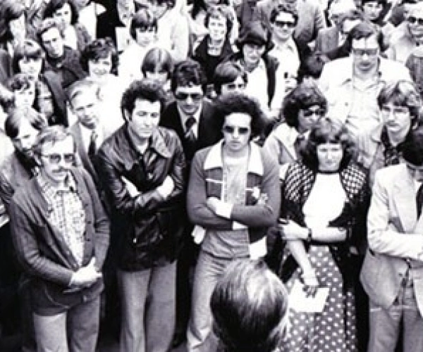 Beitragsbild zum Text: Der Kampf ums Mikro von Irmela Hofmann