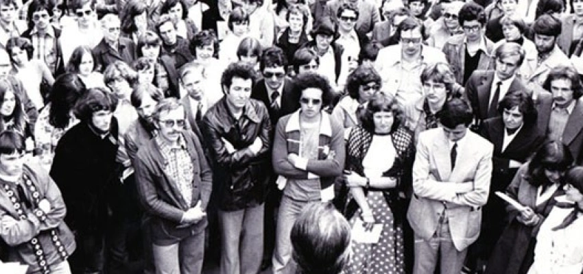 Beitragsbild zum Text: Der Kampf ums Mikro von Irmela Hofmann