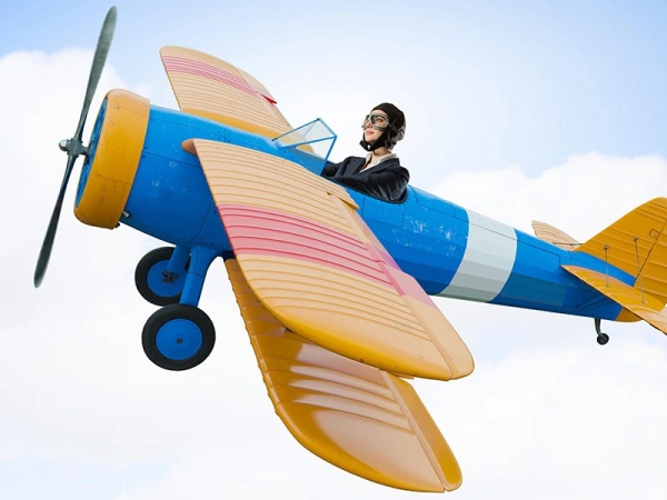 Über den Wolken. Von der Freiheit, sich eine Meinung zu bilden. Bild von einem fliegenden Flugzeug.