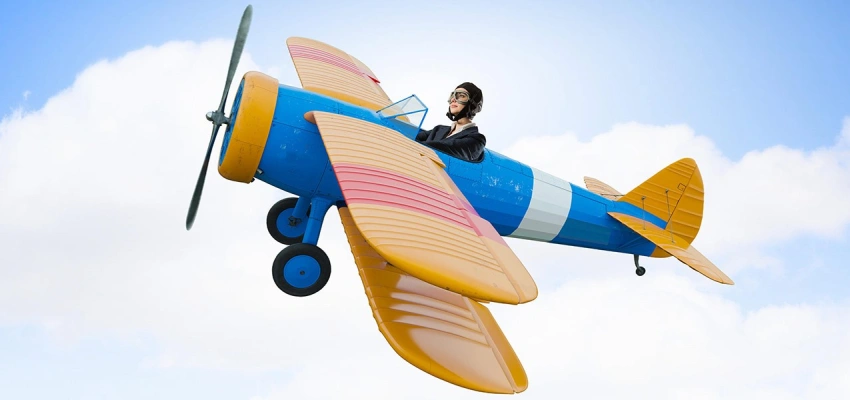 Über den Wolken. Von der Freiheit, sich eine Meinung zu bilden. Bild von einem fliegenden Flugzeug.