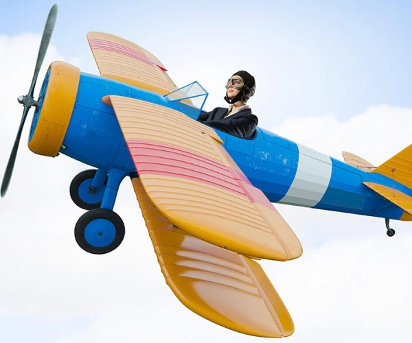 Über den Wolken. Von der Freiheit, sich eine Meinung zu bilden. Bild von einem fliegenden Flugzeug.