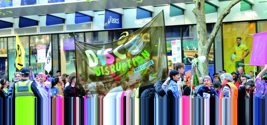 Eine Demonstration in einer belebten Straße