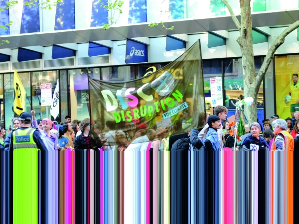 Eine Demonstration in einer belebten Straße