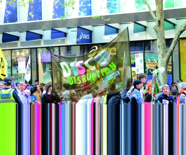 Eine Demonstration in einer belebten Straße