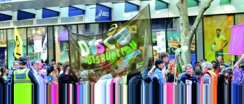 Eine Demonstration in einer belebten Straße