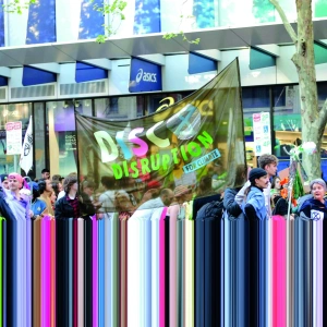 Eine Demonstration in einer belebten Straße