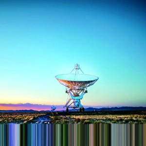 Eine Riesige Satellitenschüssel steht im Sonnenaufgang.