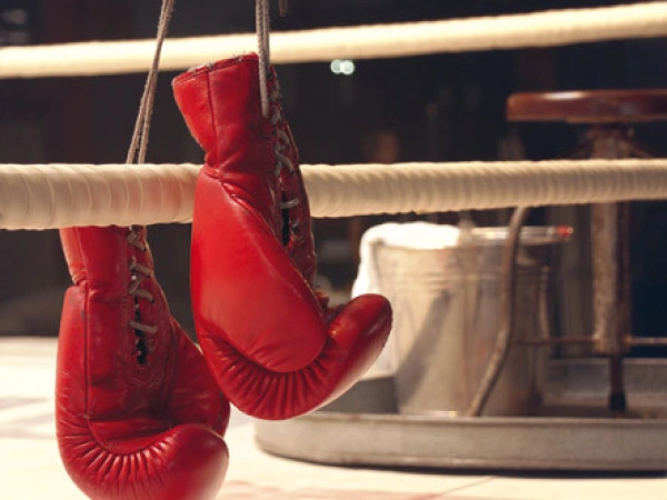 Kontrafaktisch. Boxhandschuhe im Ring