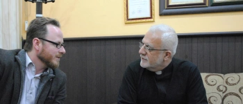 Zwei Männer sitzen sich im Interview gegenüber.