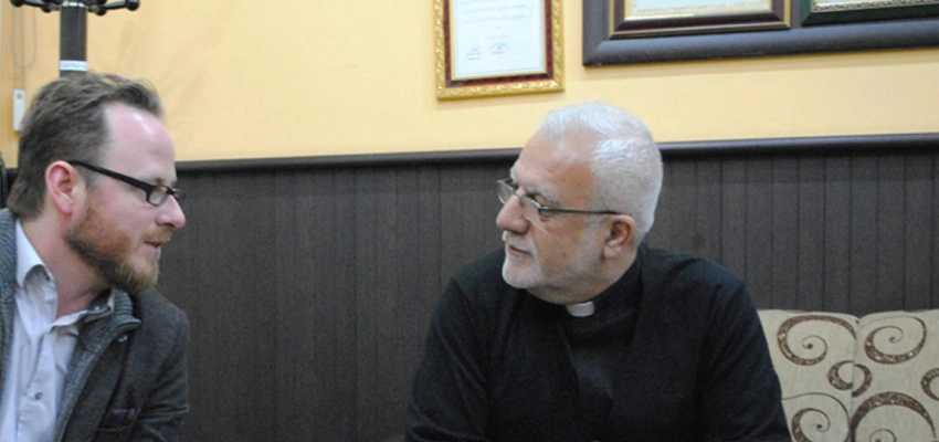 Zwei Männer sitzen sich im Interview gegenüber.