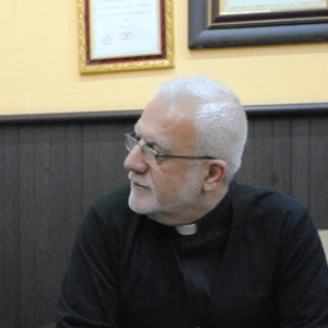 Zwei Männer sitzen sich im Interview gegenüber.