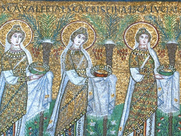 Wandbild von drei Frauen, die goldene Kränze tragen.