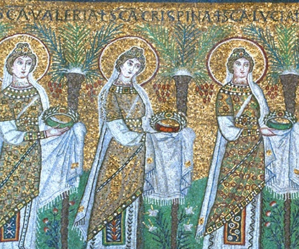 Wandbild von drei Frauen, die goldene Kränze tragen.