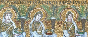 Wandbild von drei Frauen, die goldene Kränze tragen.