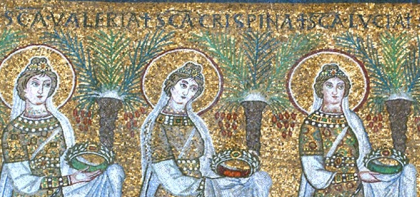 Wandbild von drei Frauen, die goldene Kränze tragen.