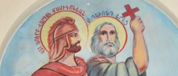 Eine Wandmalung zeigt einen Kreuzträger und einen Krieger mit Heiligenscheinen. Davor kniet ein Bogenschütze.