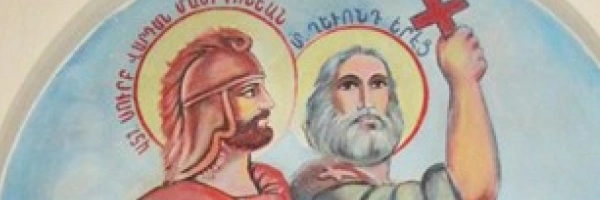 Eine Wandmalung zeigt einen Kreuzträger und einen Krieger mit Heiligenscheinen. Davor kniet ein Bogenschütze.