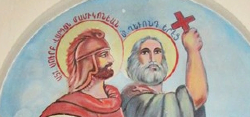 Eine Wandmalung zeigt einen Kreuzträger und einen Krieger mit Heiligenscheinen. Davor kniet ein Bogenschütze.