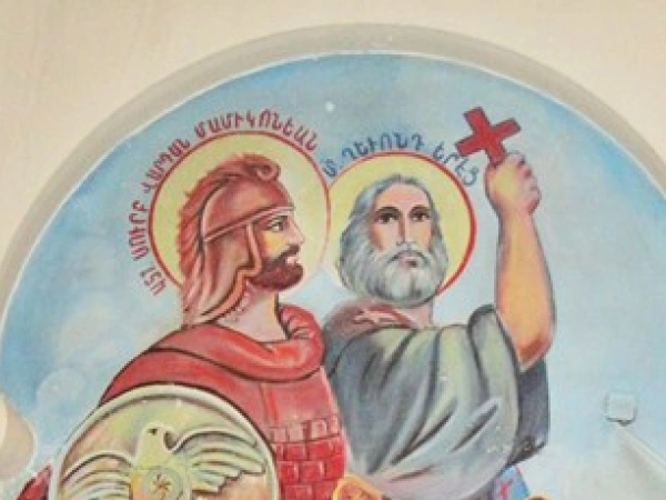 Eine Wandmalung zeigt einen Kreuzträger und einen Krieger mit Heiligenscheinen. Davor kniet ein Bogenschütze.