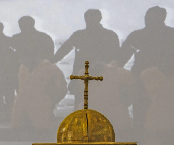 Ein Kreuz auf einer Kuppel. Im Hintergrund ist eine Christenverfolgung dargestellt.
