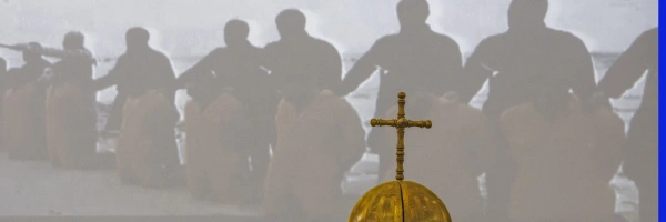 Ein Kreuz auf einer Kuppel. Im Hintergrund ist eine Christenverfolgung dargestellt.