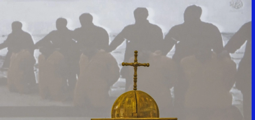 Ein Kreuz auf einer Kuppel. Im Hintergrund ist eine Christenverfolgung dargestellt.